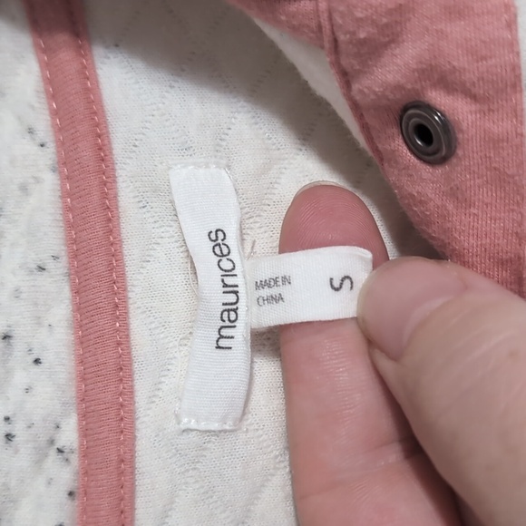 Maurices Light Grey Coral Quilted Quarter Button Pullover Sweatshirt Size Small - Picture 2 of 5